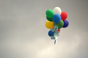 Luftballons als Symbol, dass wir unsere Fehler loslassen dürfen