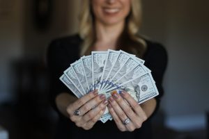 Frau mit vielen Geldscheinen