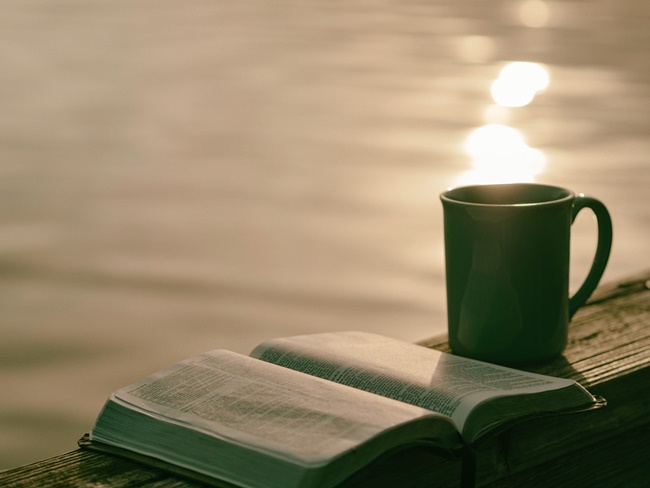 heißer Tee und ein Buch am Morgen machen glücklicher