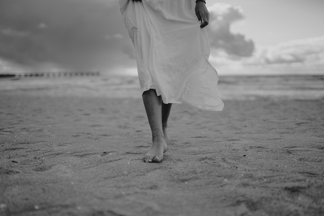 Eine Frau geht verloren am Strand
