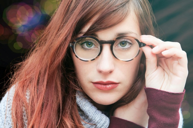 Eine Frau mit Brille hat Probleme, sich selbst zu lieben.