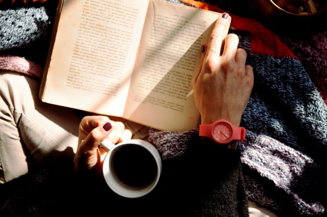 Ein Buch und ein Kaffee - Me-Time Zeiten sind wichtig für die Nähe zu dir selbst