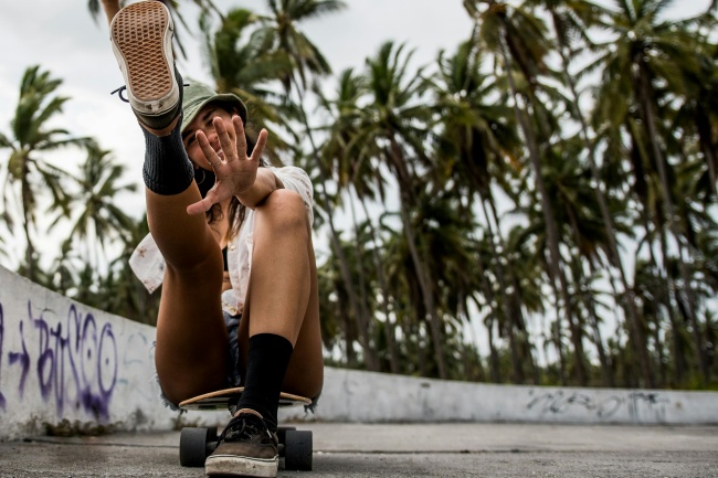 Frau am Skateboard wirft 10 zerstörerische Glaubenssätze über Bord